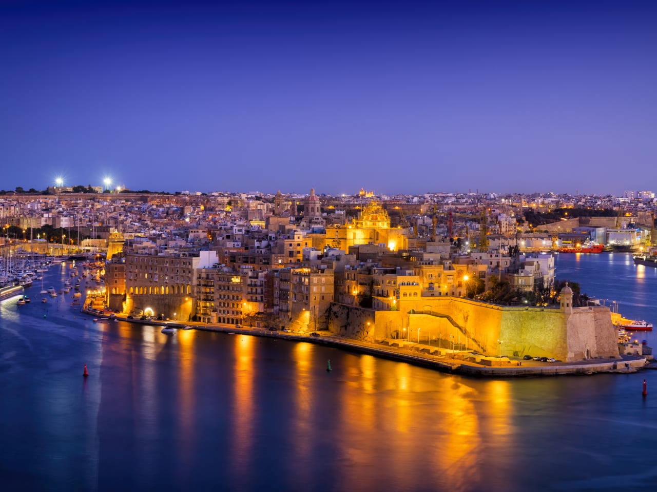 Hafen bei Nacht, Malta © ewg3D/E+ via Getty Images