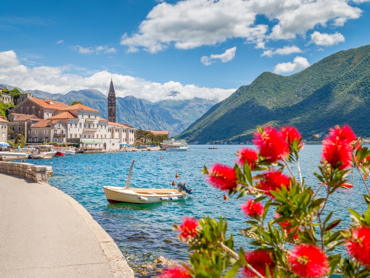 Historische Stadt von Perast, Bucht von Kotor in Montenegro ©iStock.com/bluejayphoto