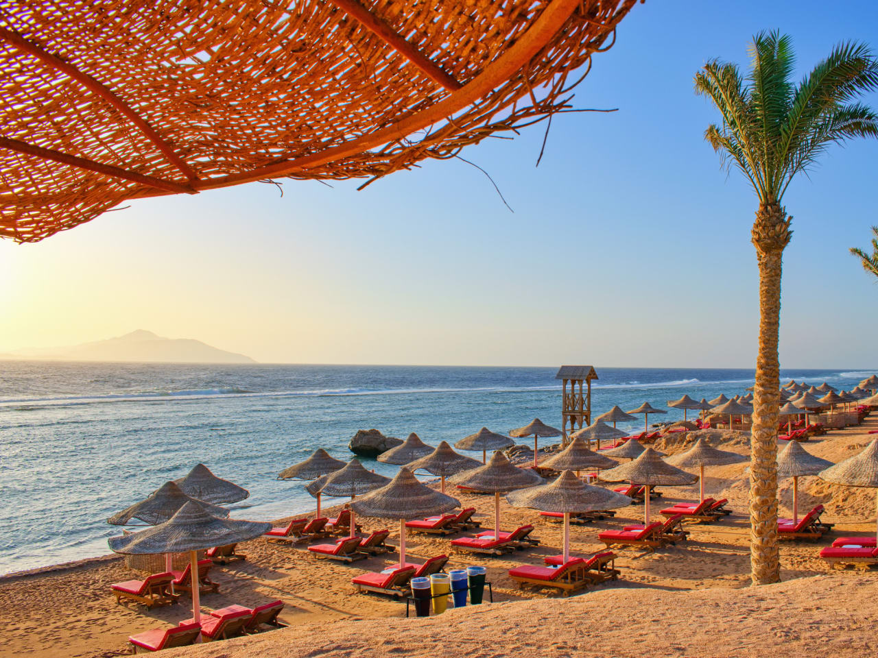 Idyllischer Strand mit Palmen und Sonneninseln, Rotes Meer, Ägypten © iStock.com/Tunatura