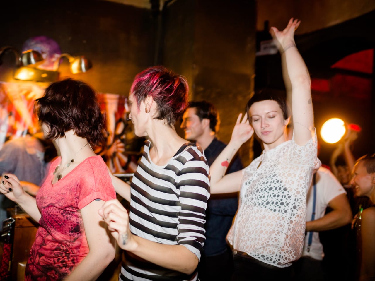 Junge Menschen tanzen auf einer Party. ©TommL/E+ via Getty Images