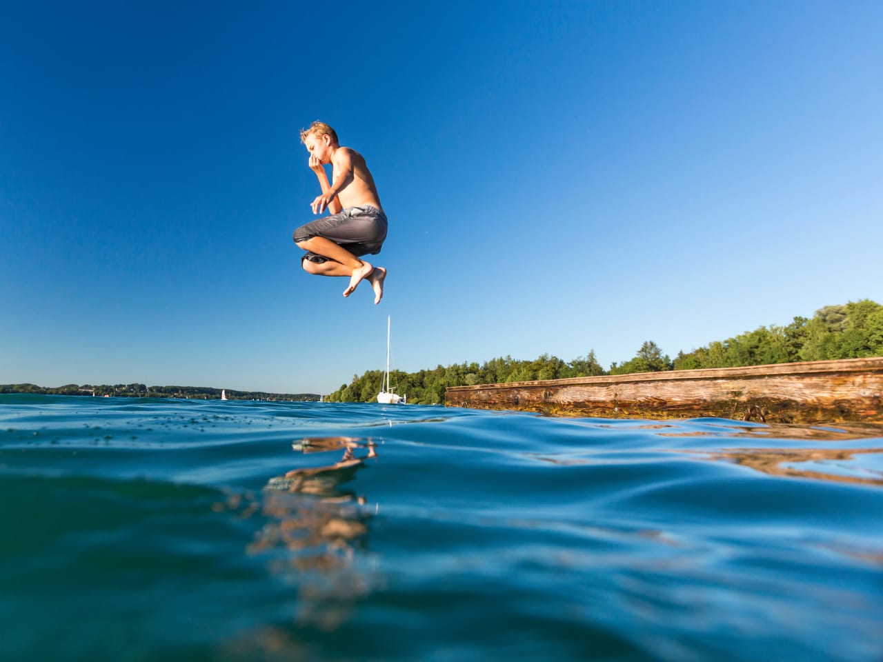 Junge springt in See © mmphoto - stock.adobe.com