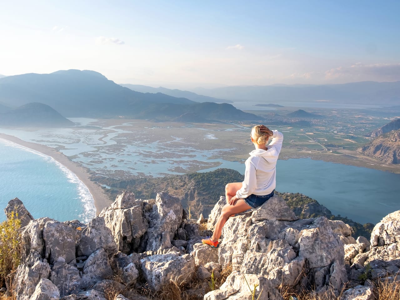 Junges Mädchen mit Blick auf Iztuzu Beach und Panoramablick vom Berg ©iStock.com/Carmian