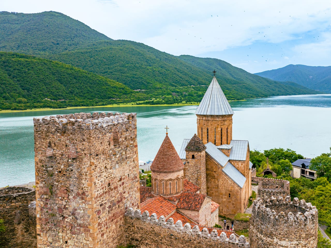 Kirche von Ananuri, Georgien © graphixel/E+ via Getty Images