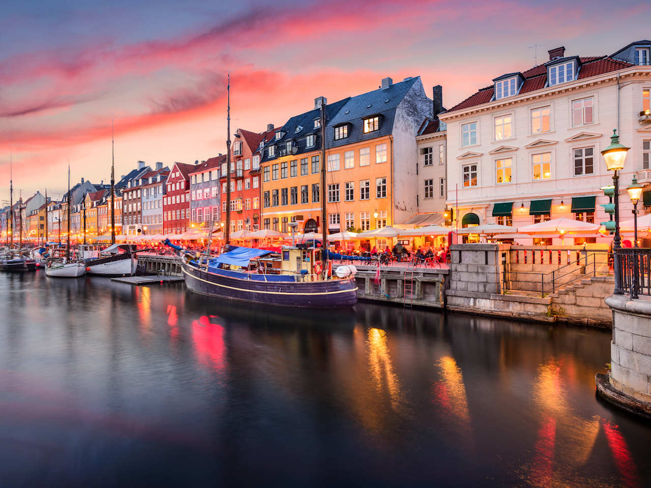 Kopenhagen bei Dämmerung, Dänemark © iStock.com/SeanPavonePhoto