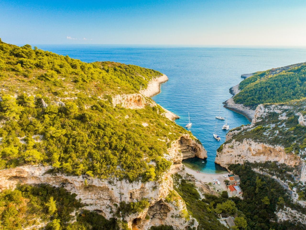 Küste am Stiniva Strand auf der Insel Vis, Kroatien © iStock.com/SimonSkafar