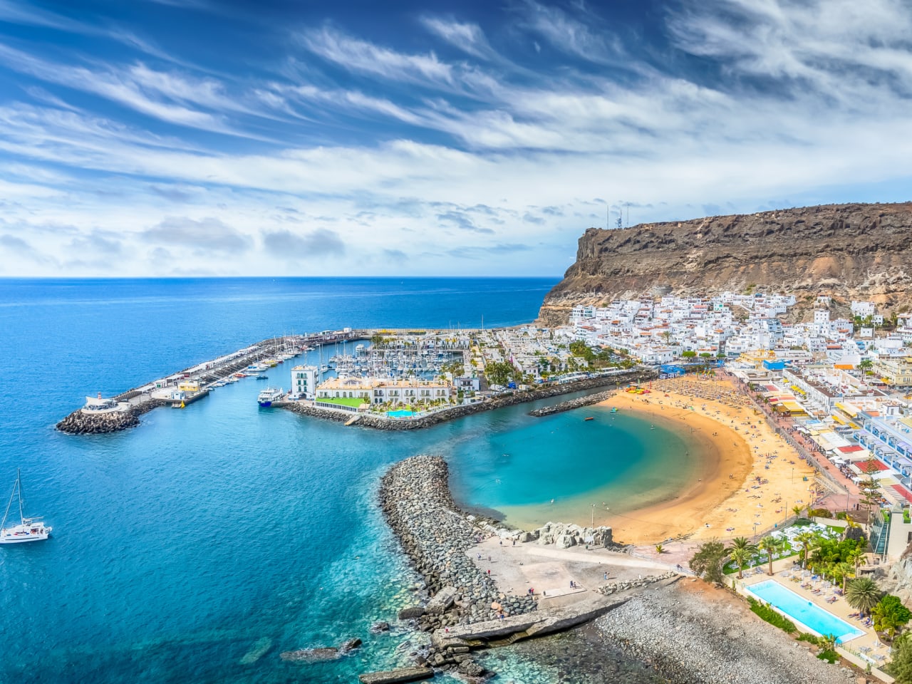 Landschaft mit Ausblick auf Puerto de Mogan, Gran Canaria ©iStock.com/Balate Dorin