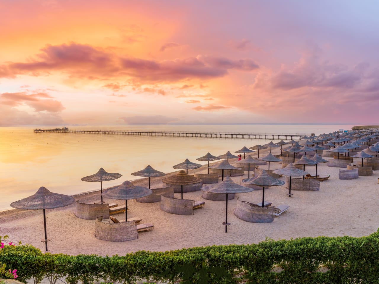 Landschaft mit Strand bei Sonnenaufgang in Marsa Alam © iStock.com/Balate Dorin