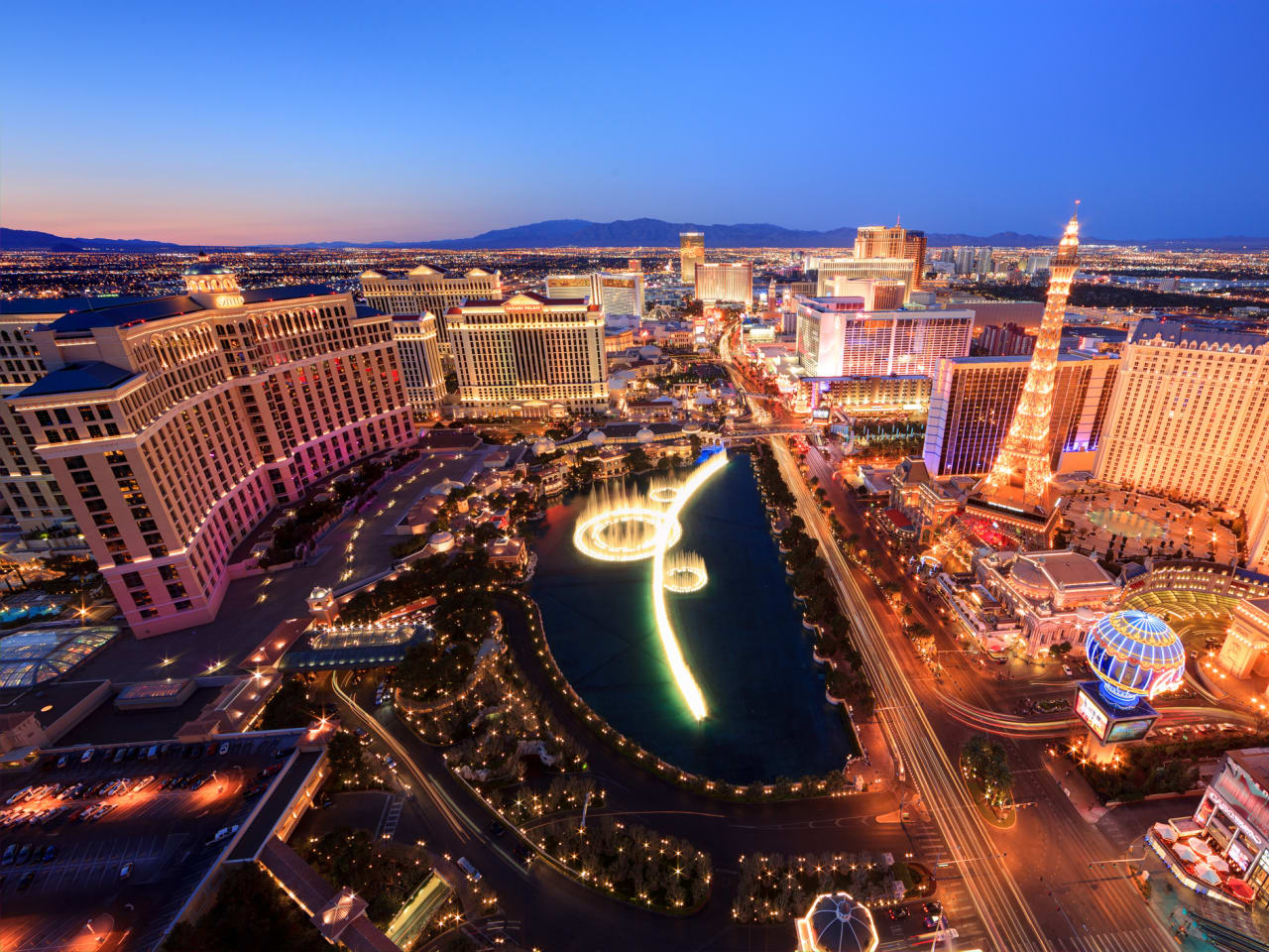 Las Vegas zur Dämmerung © Eric Lo/Moment via Getty Images