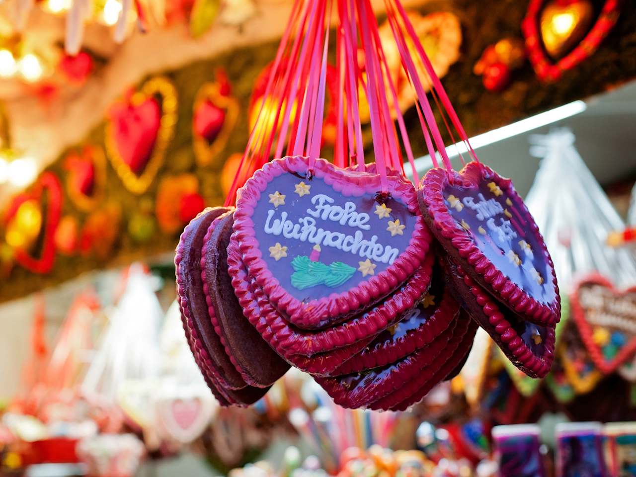 Lebkuchen Herzen auf Weihnachtsmarkt © aletheia97/iStock / Getty Images Plus via Getty Images