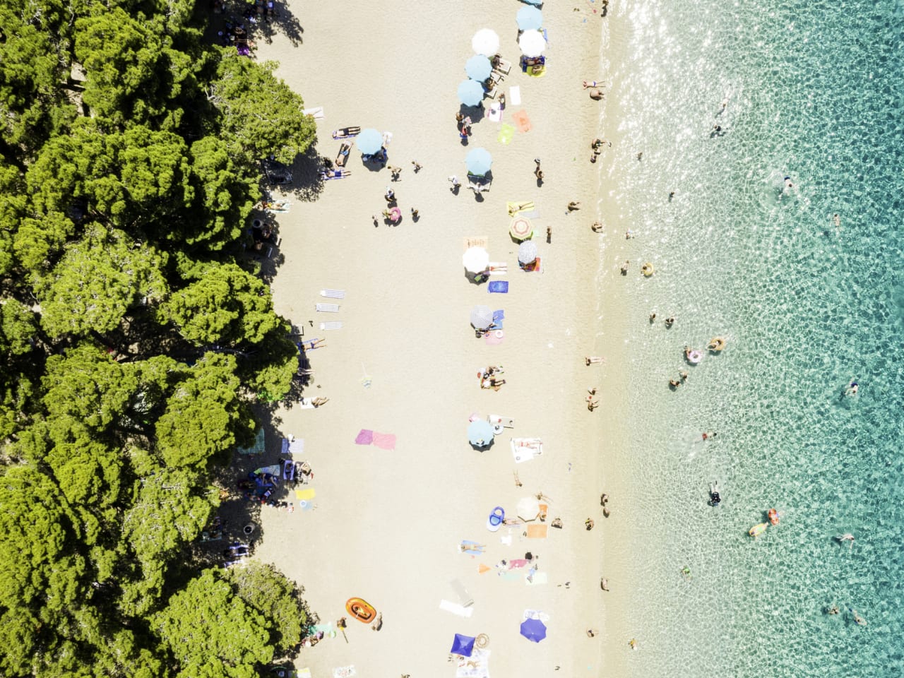 Luftaufnahme von Zlatni Rat Beach, Bol, Kroatien ©FG Trade/iStock
