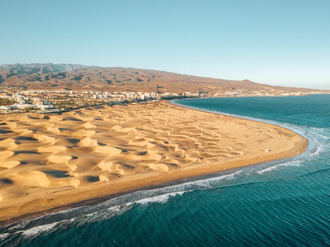 Luftbild der Dünen von Maspalomas auf Gran Canaria © iStock.com/Ingus Kruklitis