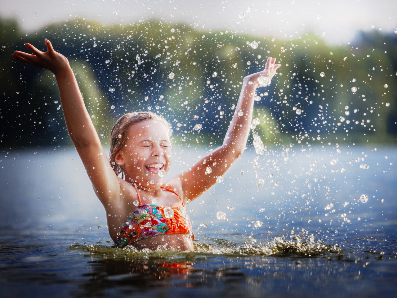 Da kommt Freude auf – Plantschen im See © slavonstok - stock.adobe.com