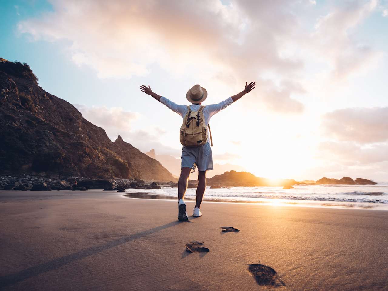 Mann geniesst Sonne am Strand © Kar-Tr/iStock / Getty Images Plus via Getty Images
