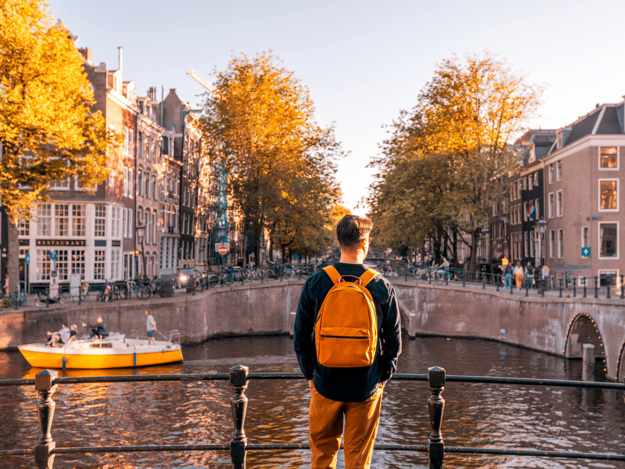 Mann schaut auf den Kanal in Amsterdam ©Alexander Spatari/Moment via Getty Images