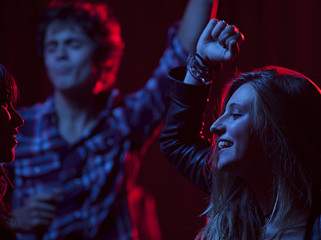 Menschen haben Spaß auf einem Konzert © Vincent Besnault/The Image Bank