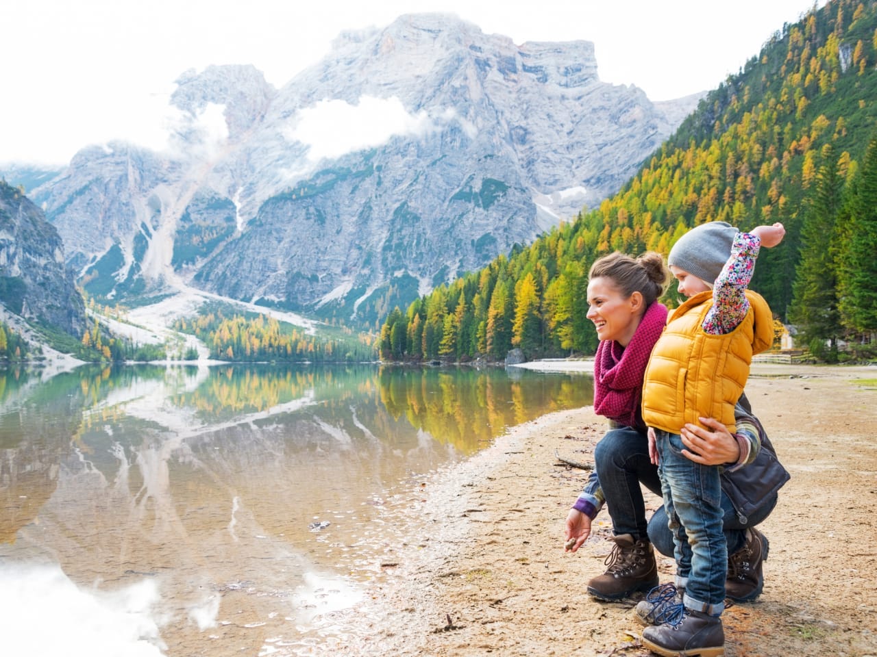 Mutter und Kind am See in Südtirol ©iStock.com/CentralITAlliance