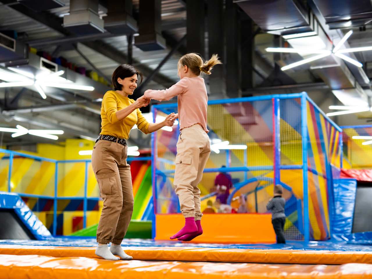 Mutter und Kind in einem Trampolinpark © Zheka-Boss/iStock / Getty Images Plus via Getty Images