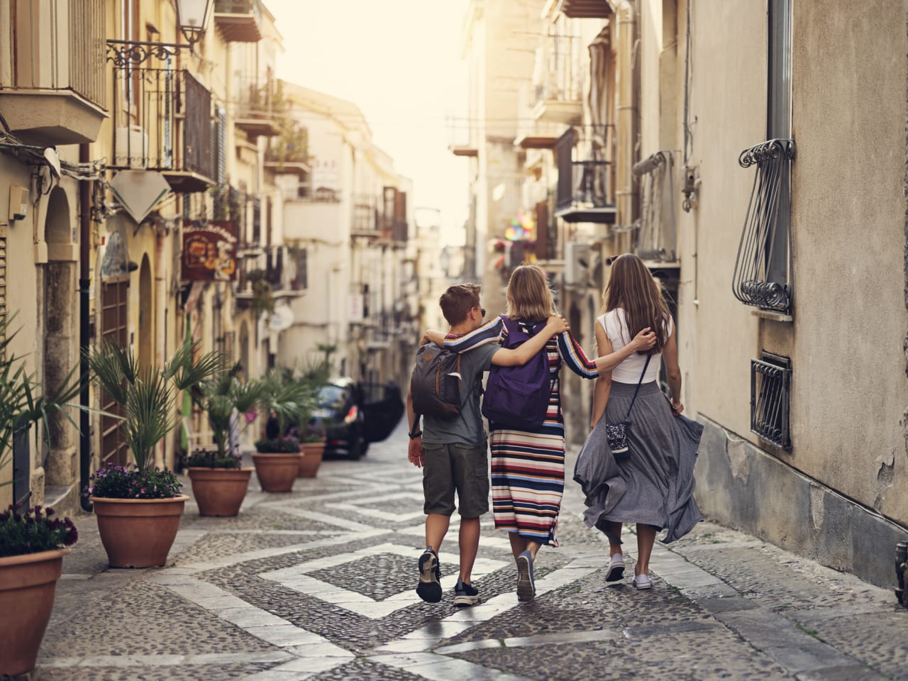 Mutter und Kinder besichtigen die schöne italienische Stadt Cefalu, Sizilien ©iStock.com/Imgorthand