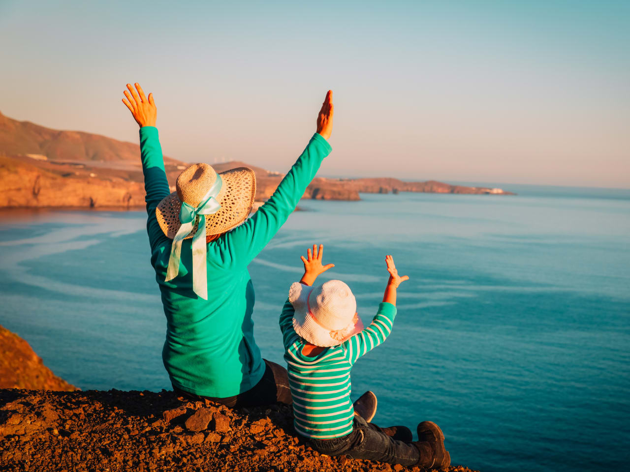 Mutter und kleine Tochter genießen Reisen in den Bergen auf Gran Canaria © iStock.com/Nadezhda1906