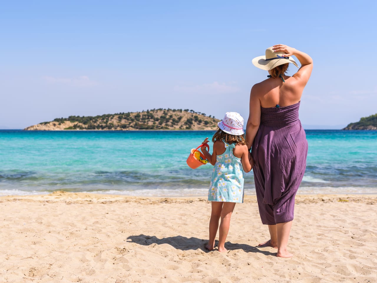 Mutter und Tochter an türkischem Strand © lordn - stock.adobe.com