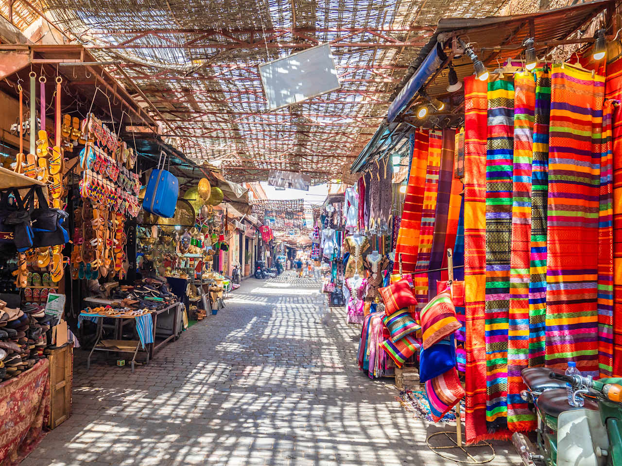 Sonniger Weg zwischen Marktständen vom Jamaa el Fna Markt in Marrakesh, Marroko.
