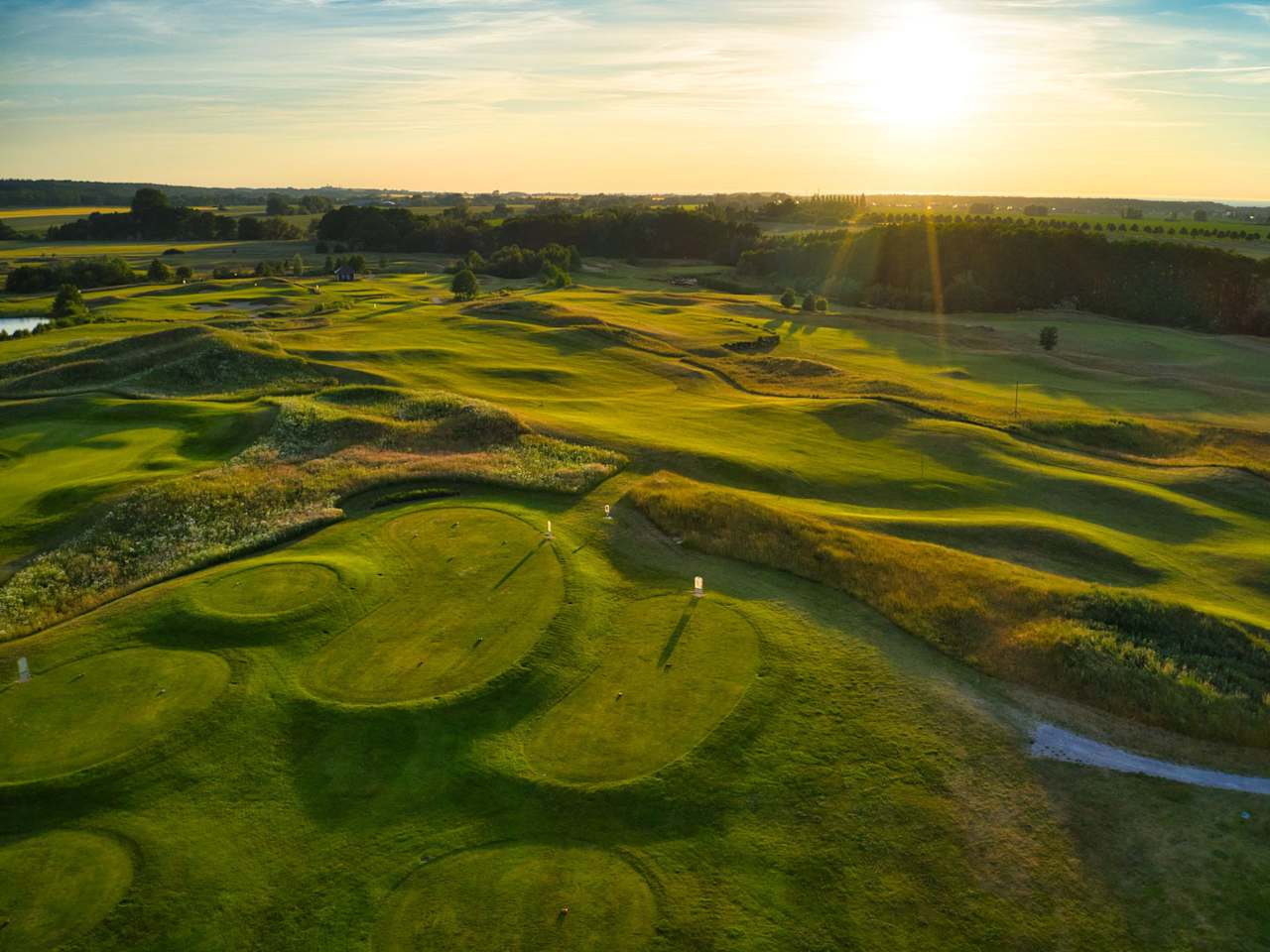 Blick auf das Ostsee Golf Resort Wittenbeck und die aufgehende Sonne.