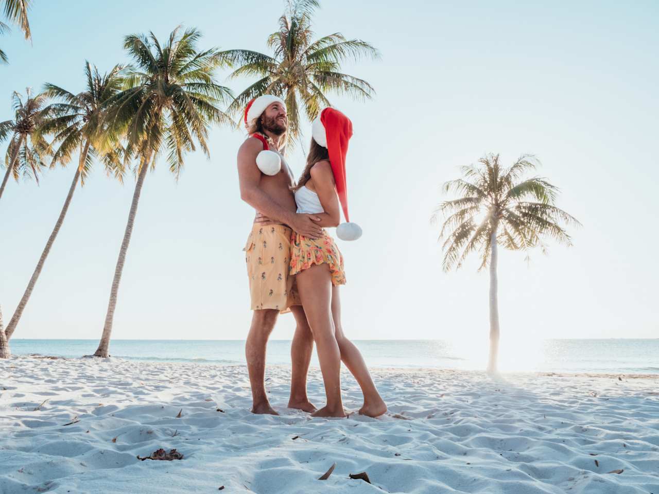 Glückliches Paar am tropischen Strand zu Weihnachten ©iStock.com/Mystockimages