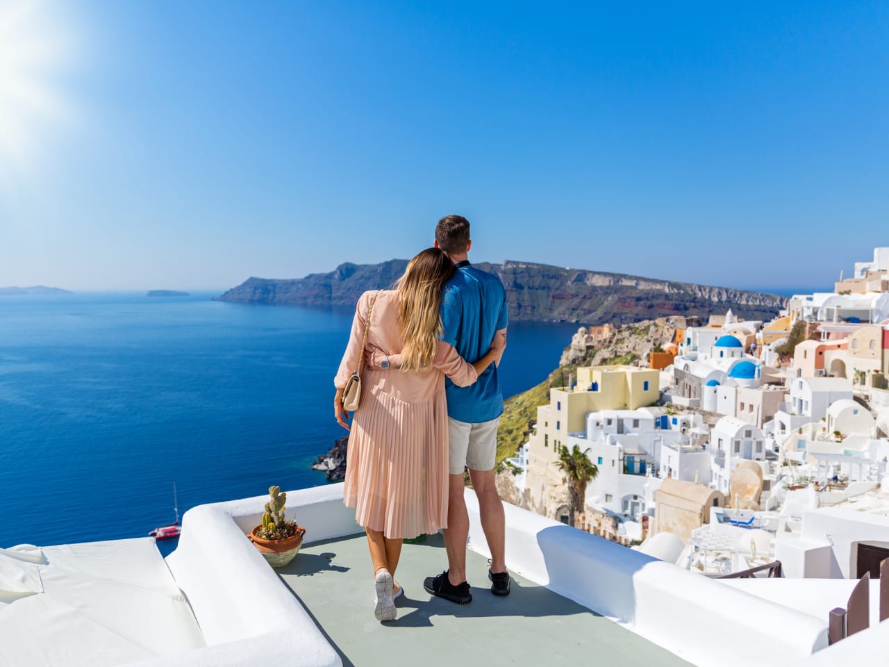 Paar in Santorini, Griechenland ©Santorines/iStock / Getty Images Plus via Getty Images