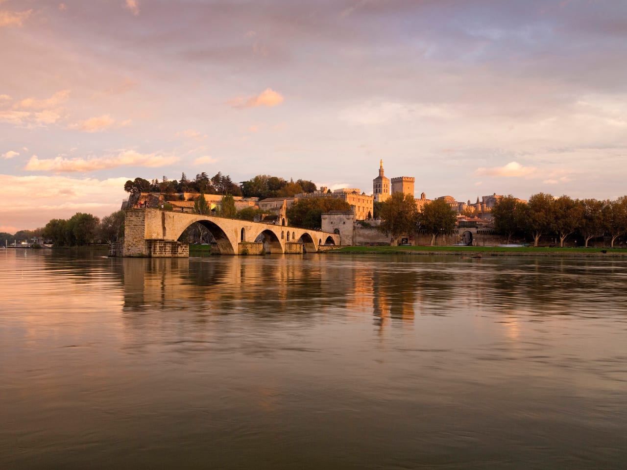 Papstpalast und alte Brücke von Avignon an der Rhône bei Sonnenuntergang, Avignon, Frankreich © Tim Mannakee/HUBER IMAGES