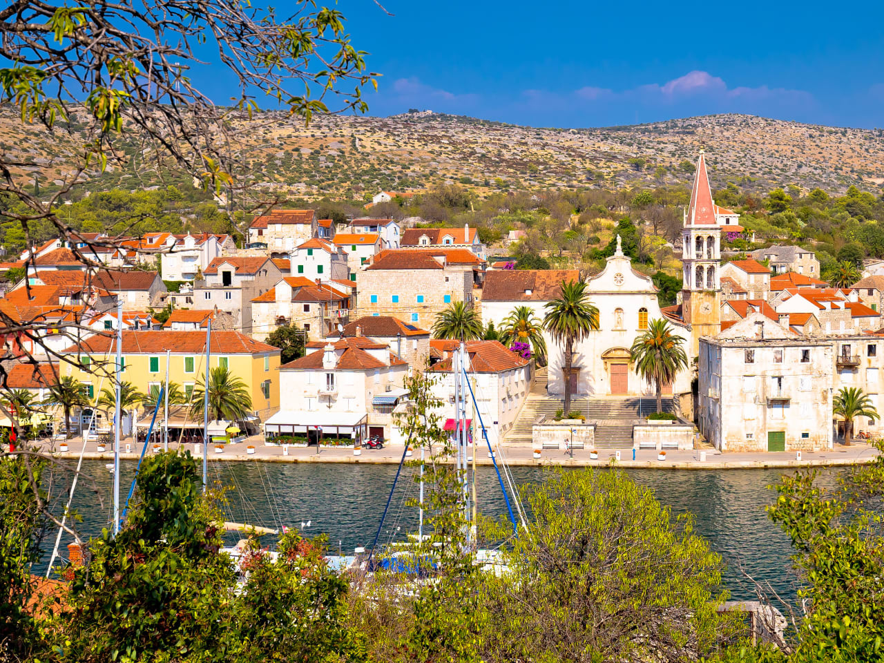 Panoramablick von Milna auf der Insel Brac in Kroatien © iStock.com/xbrchx