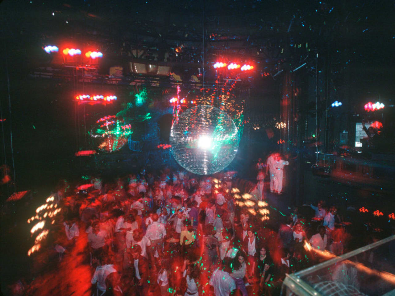 Party in Nachtclub © Joe McNally/Archive Photos via Getty Images