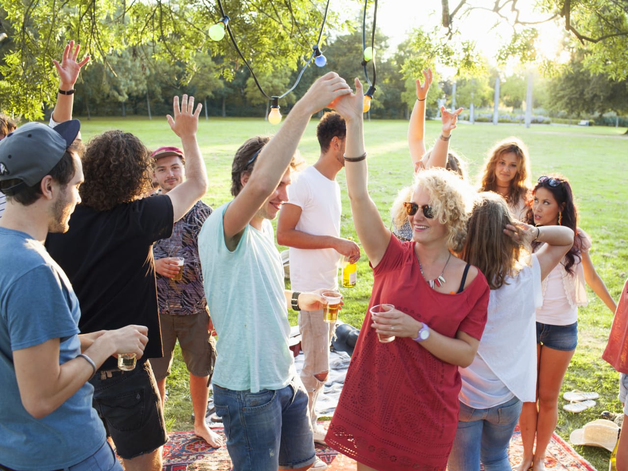 Party in einem Park © Frank van Delft/Image Source via Getty Images