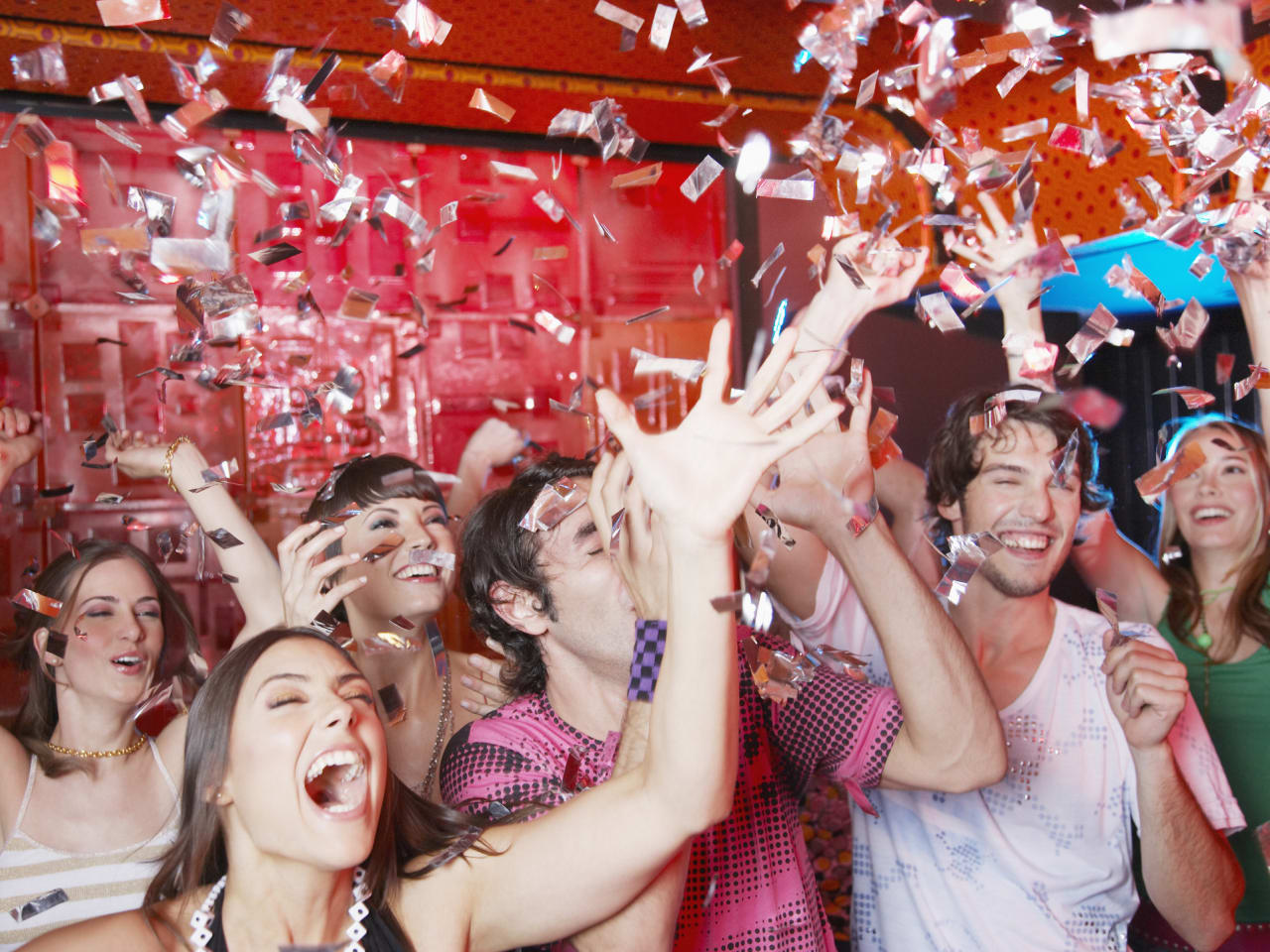 Party in einer Diskothek © Paul Bradbury/OJO Images via Getty Images