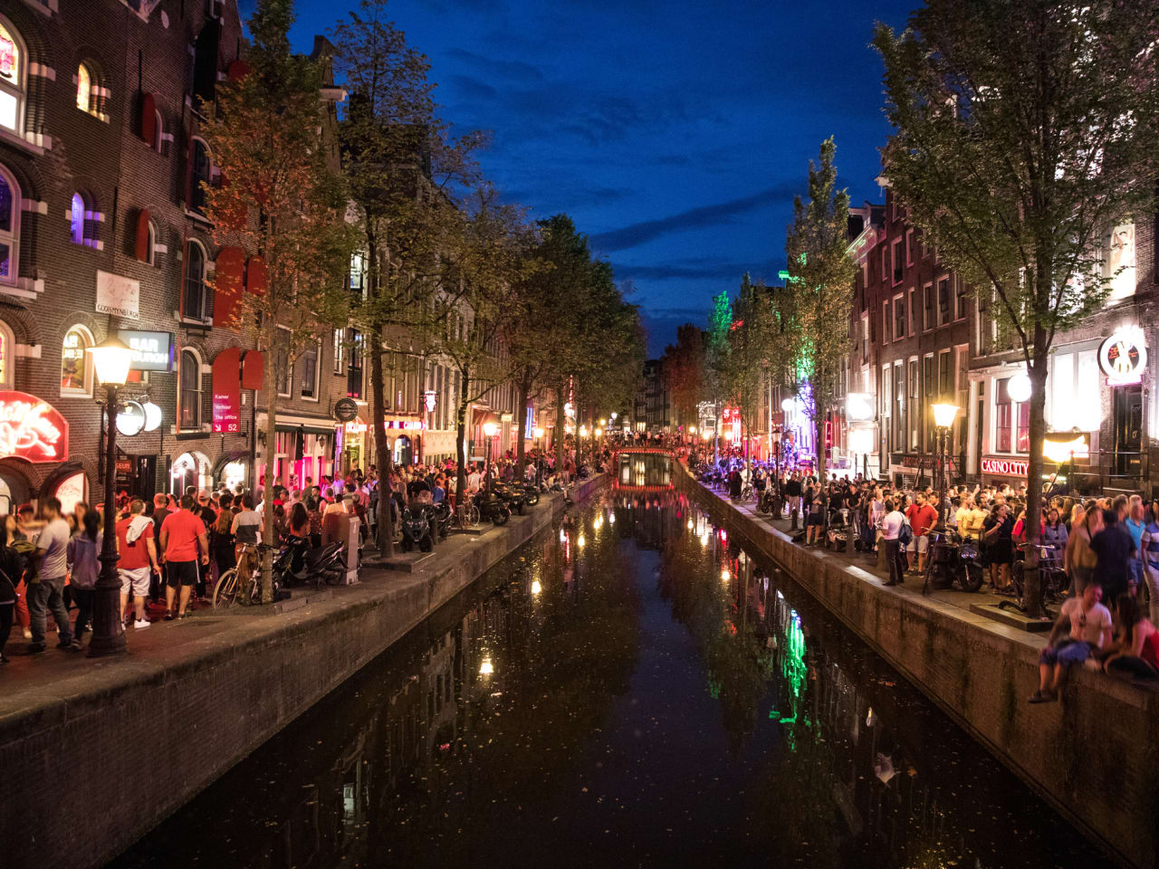 Partymeile in Amsterdam © LeoPatrizi/iStock / Getty Images Plus via Getty Images