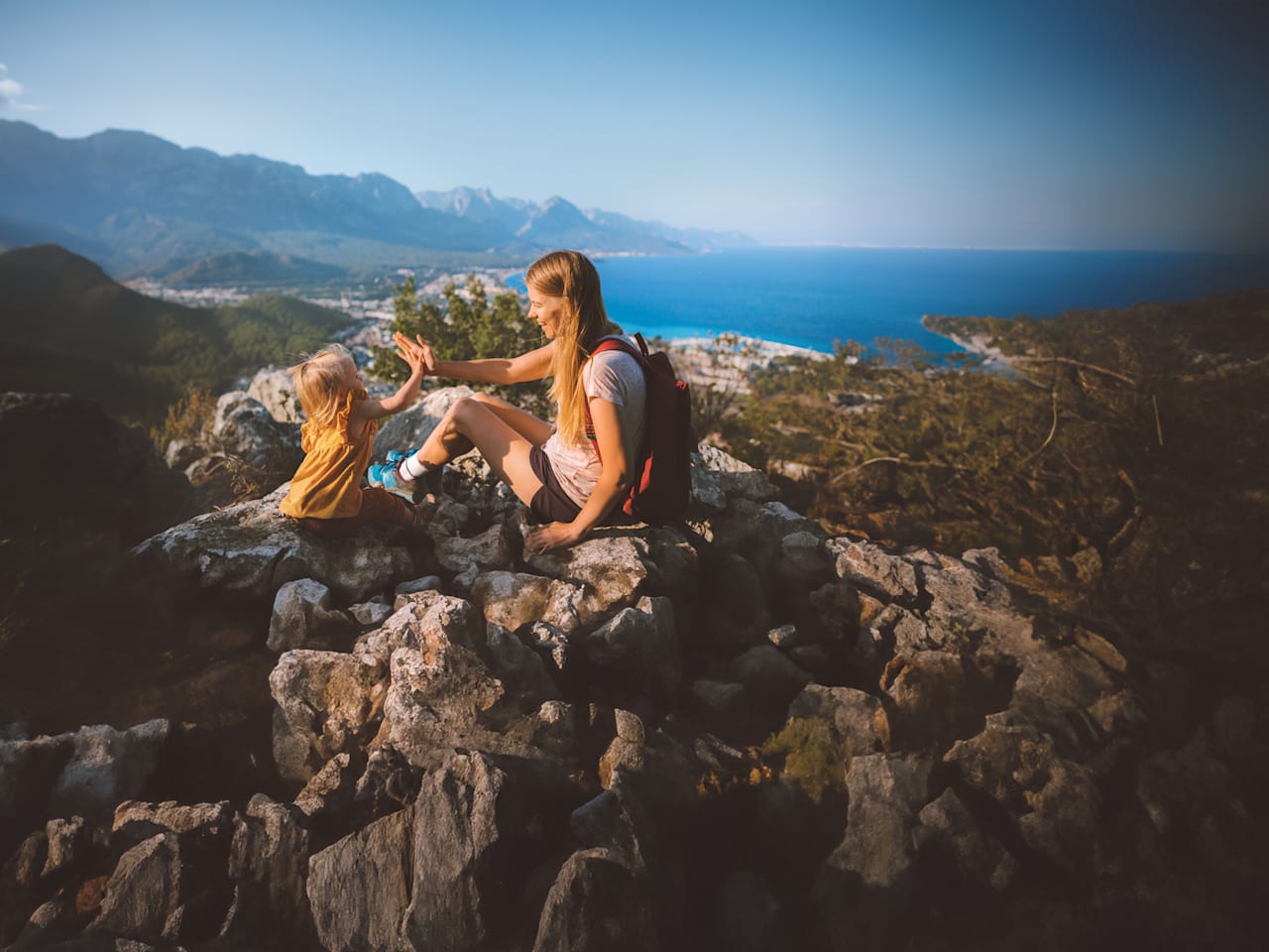 Mutter und Tochter beim Wandern, Türkei - Originalbild mit AI erweitert, da Nutzung als Titelbild