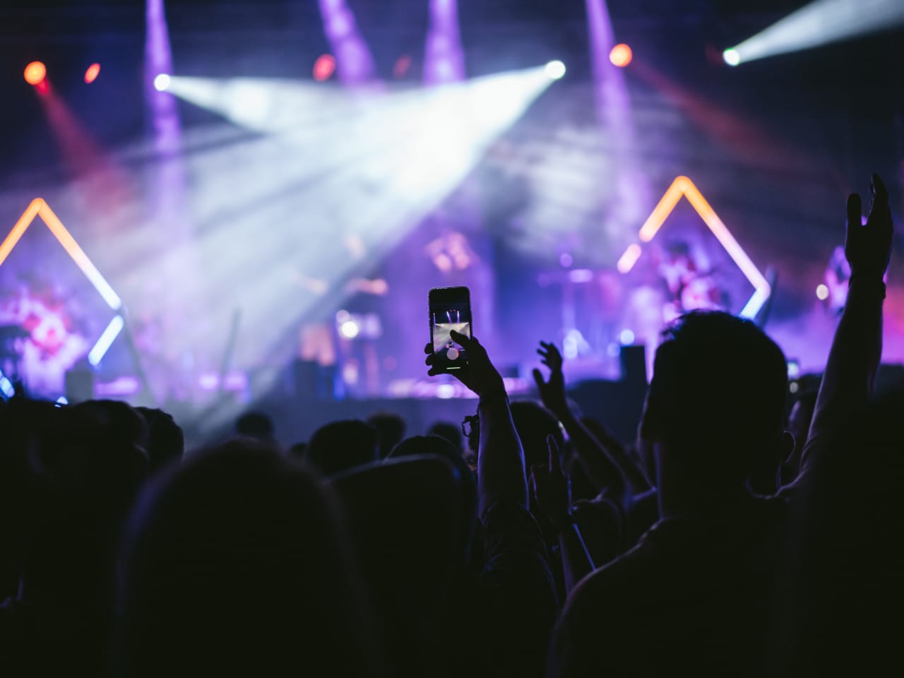 Person filmt mit Handy bei einem Konzert © Rawlstock/Moment via Getty Images