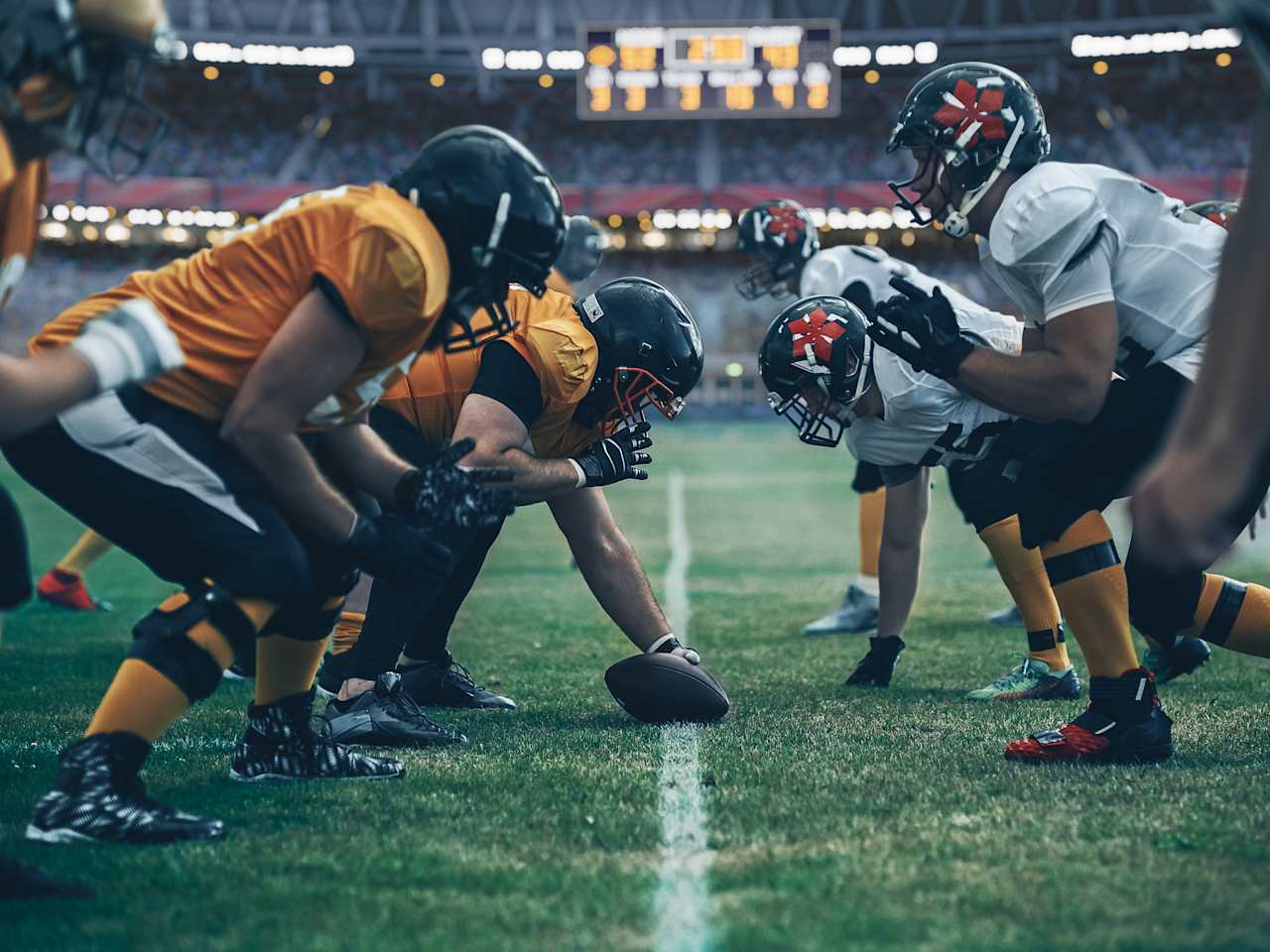American Football Spieler stehen sich auf dem Feld gegenüber