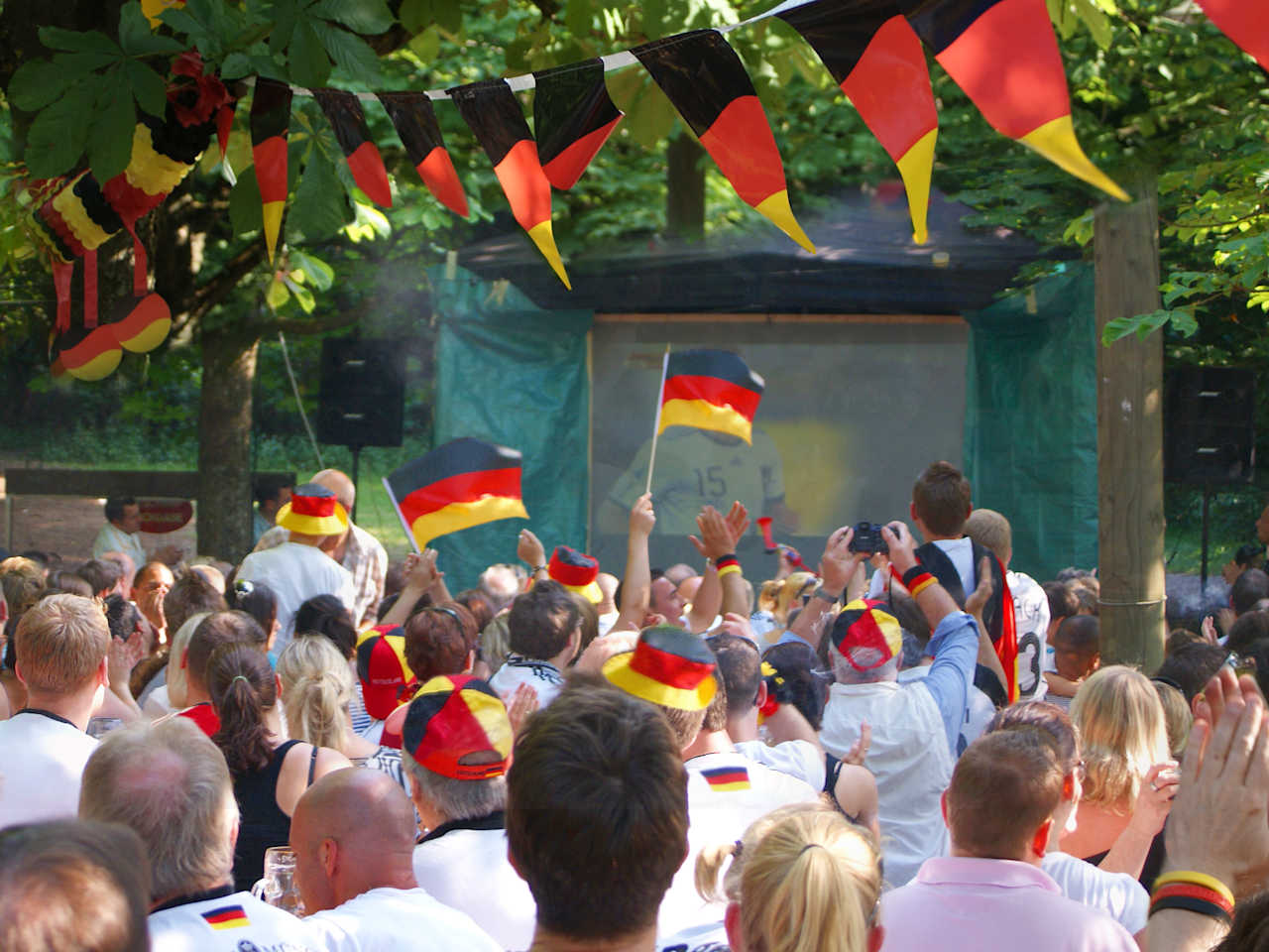 Deutschlandfans vor einer Leinwand draußen