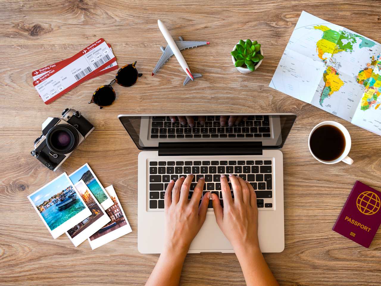 Reiseplanung am Laptop © hocus-focus/iStock / Getty Images Plus via Getty Images