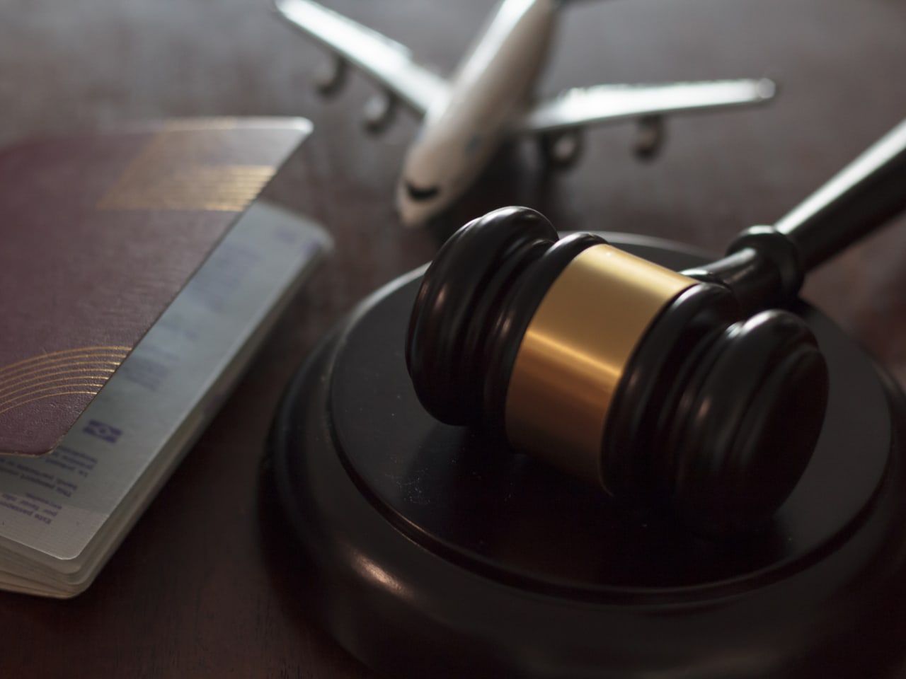 Richters Gabe, Flugzeug und Reisepass: die wichtigsten Urteile zu Reiserecht ©iStock.com/rfranca