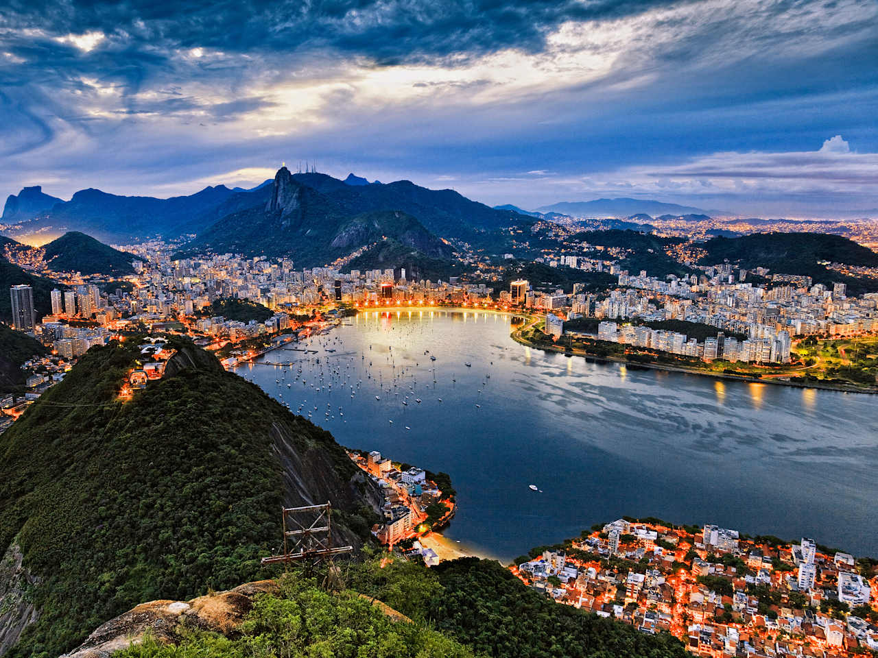 Eine erleuchtete Bucht mit Bergen im Hintergrund