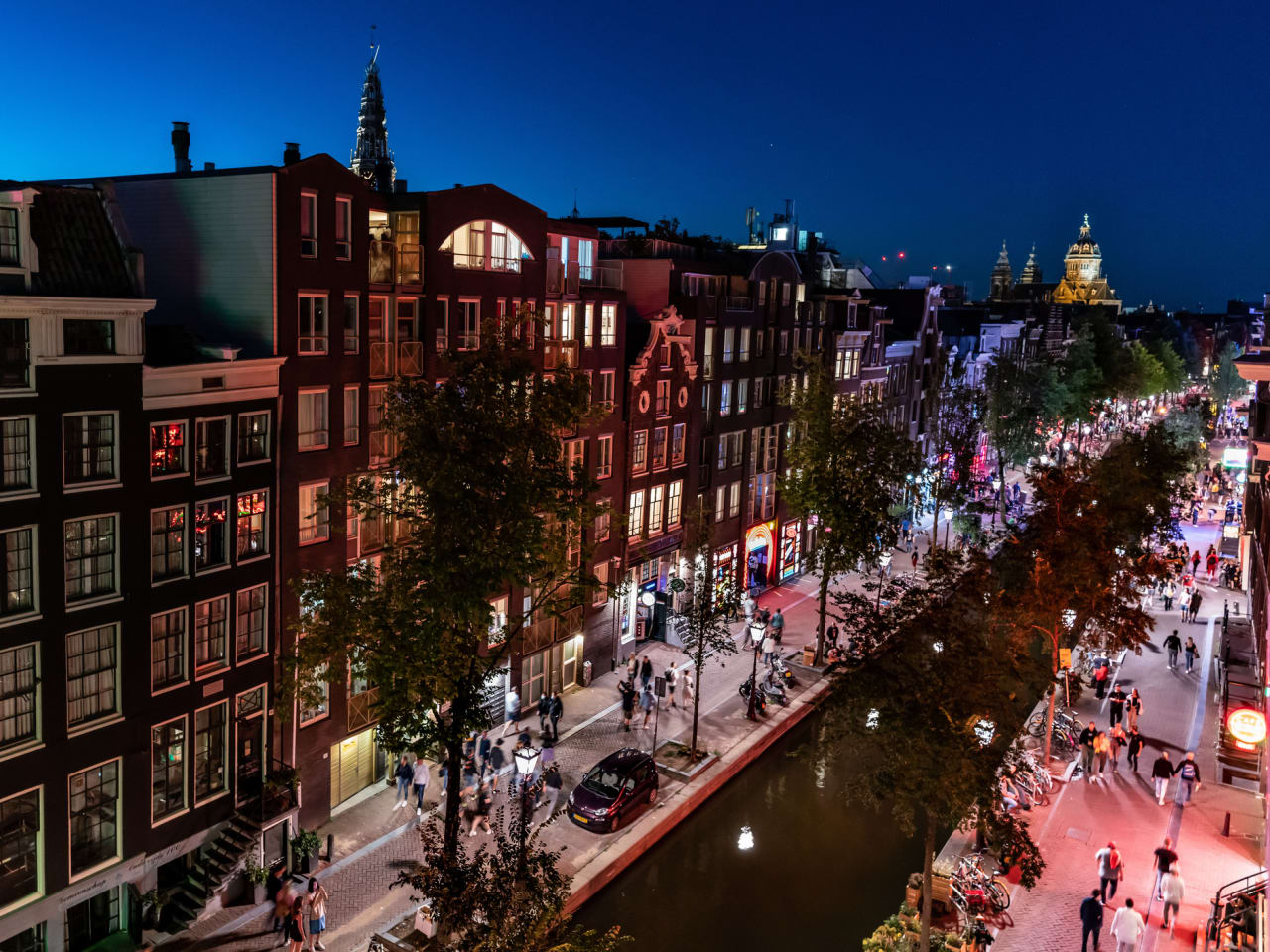 Rotlichtviertel De Wallen in Amsterdam, Niederlande © Wirestock/iStock Editorial / Getty Images Plus via Getty Images