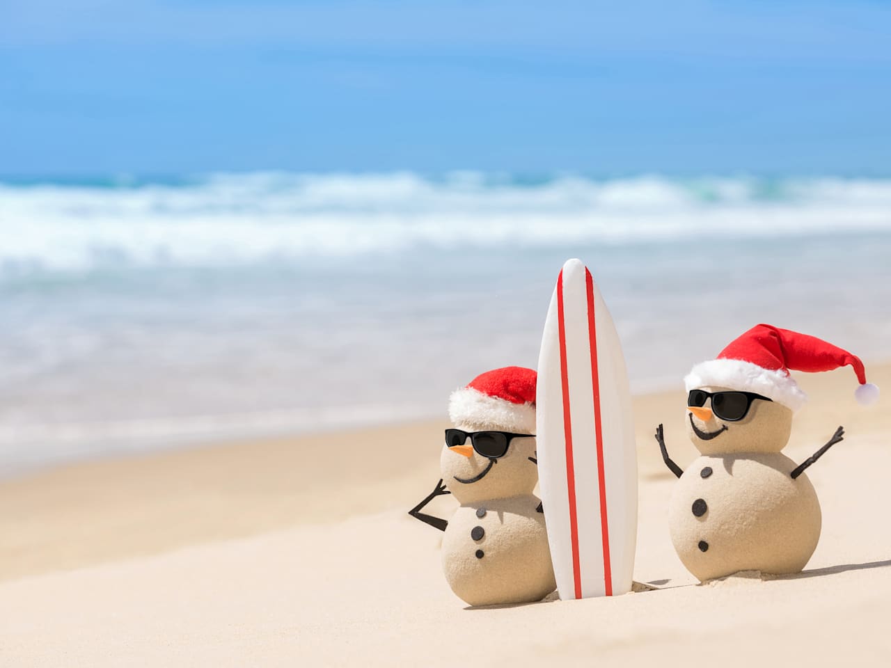 Sand-Schneemänner am Strand © iStock.com/fogaas