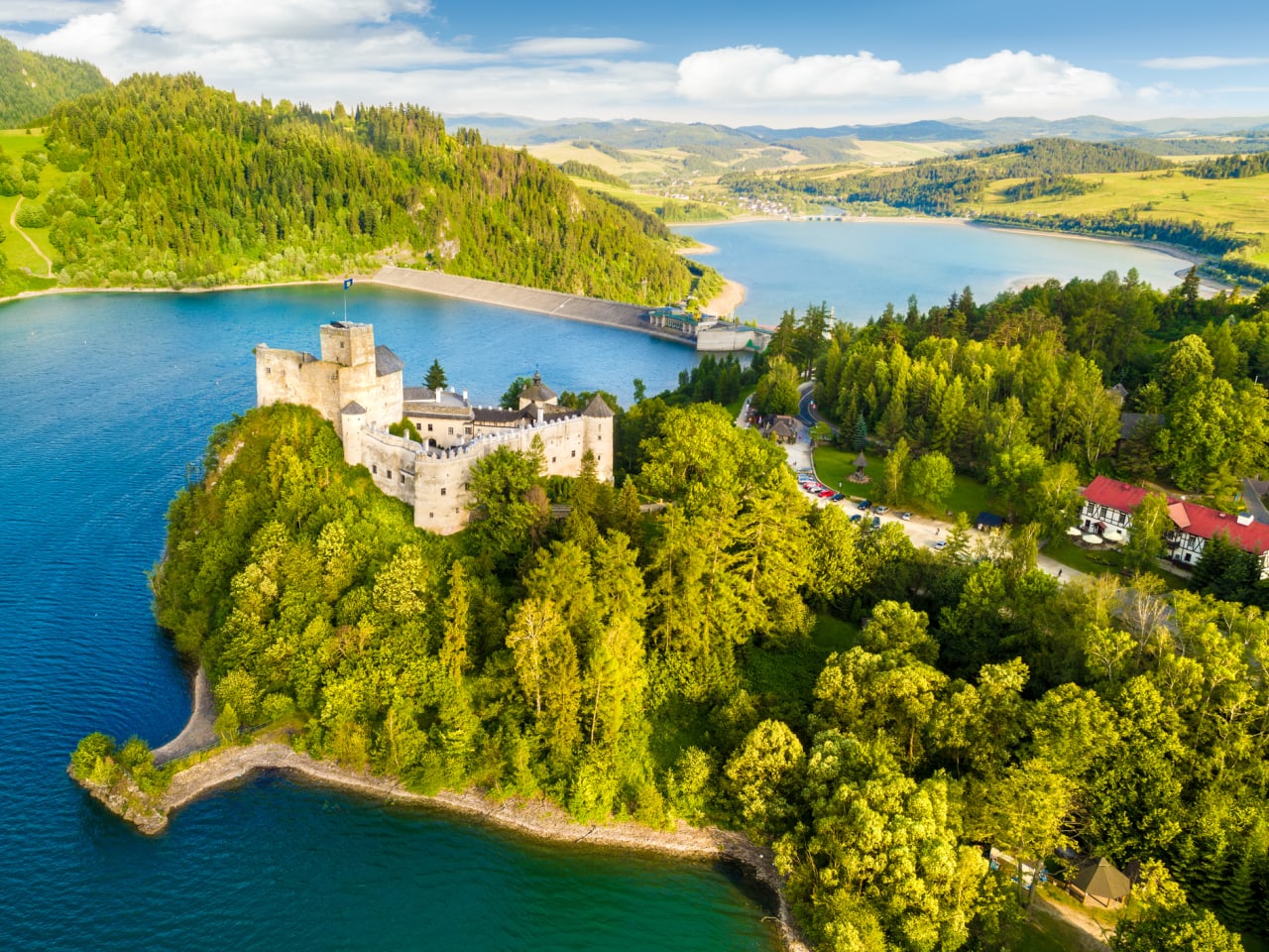 Schloss am See Czorsztyn, Polen © Aleh Varanishcha/iStock Editorial / Getty Images Plus via Getty Images