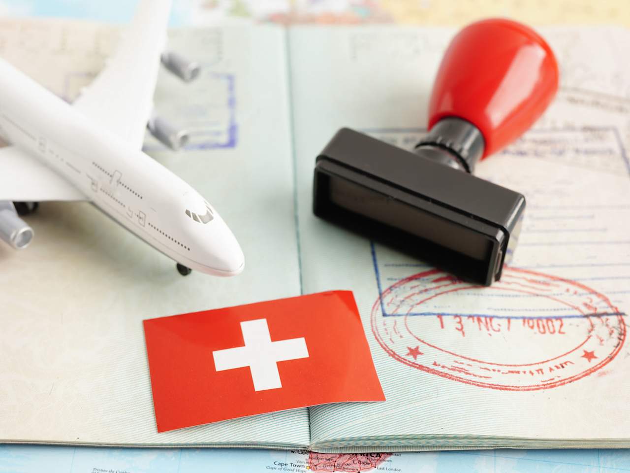 Schweizer Flagge, Stempel und Flugzeugmodell