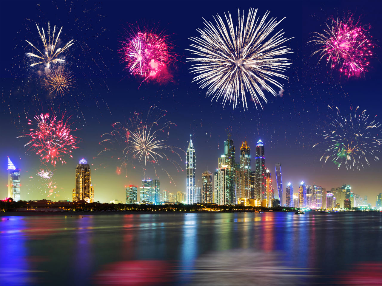Silvester Feuerwerk in Dubai © iStock.com/Patryk_Kosmider