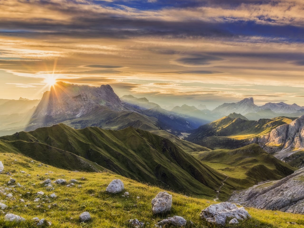 Sonnenaufgang an der Berggruppe Langkofel in den Dolomiten © iStock.com/DieterMeyrl