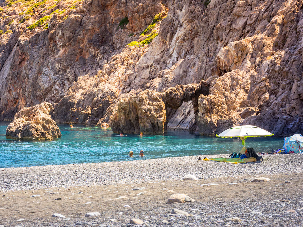Kieselstrand in einer steinigen Bucht