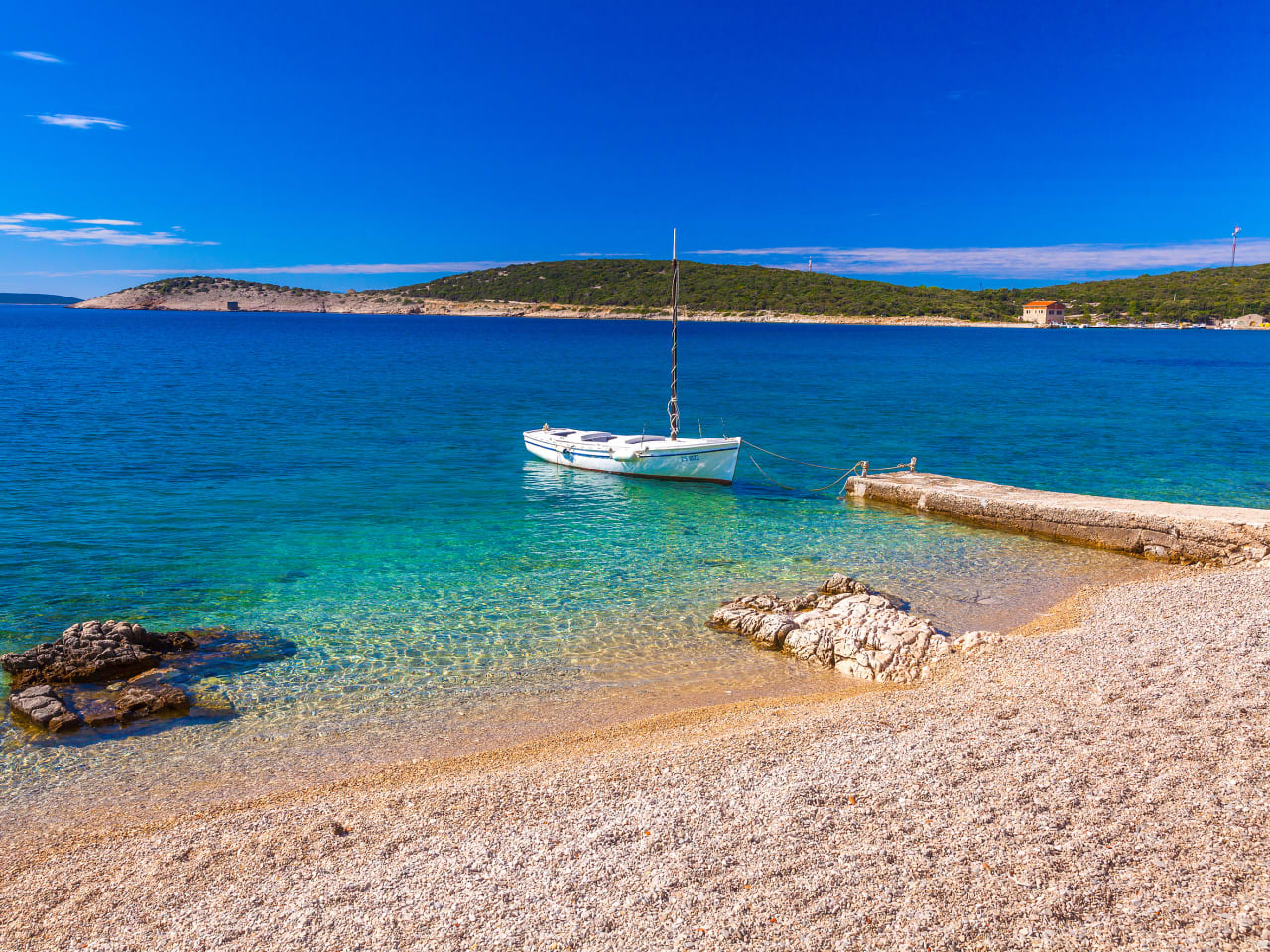 Schöner Strand im Ort Martinscica, Insel Cres, Kvarner Bucht, Kroatien ©Olimpio Fantuz/HUBER IMAGES