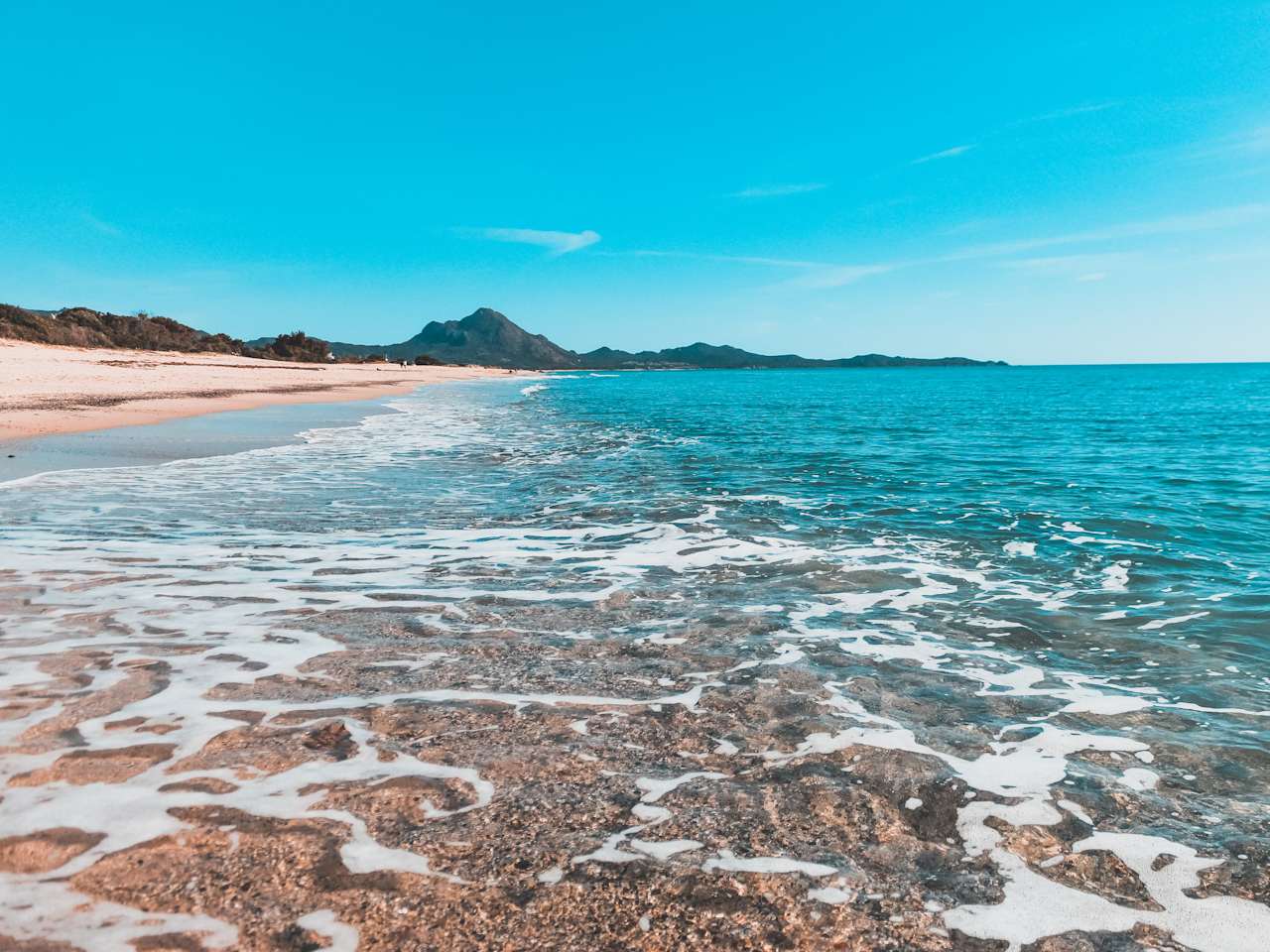 Sandstrand mit klarem Wasser